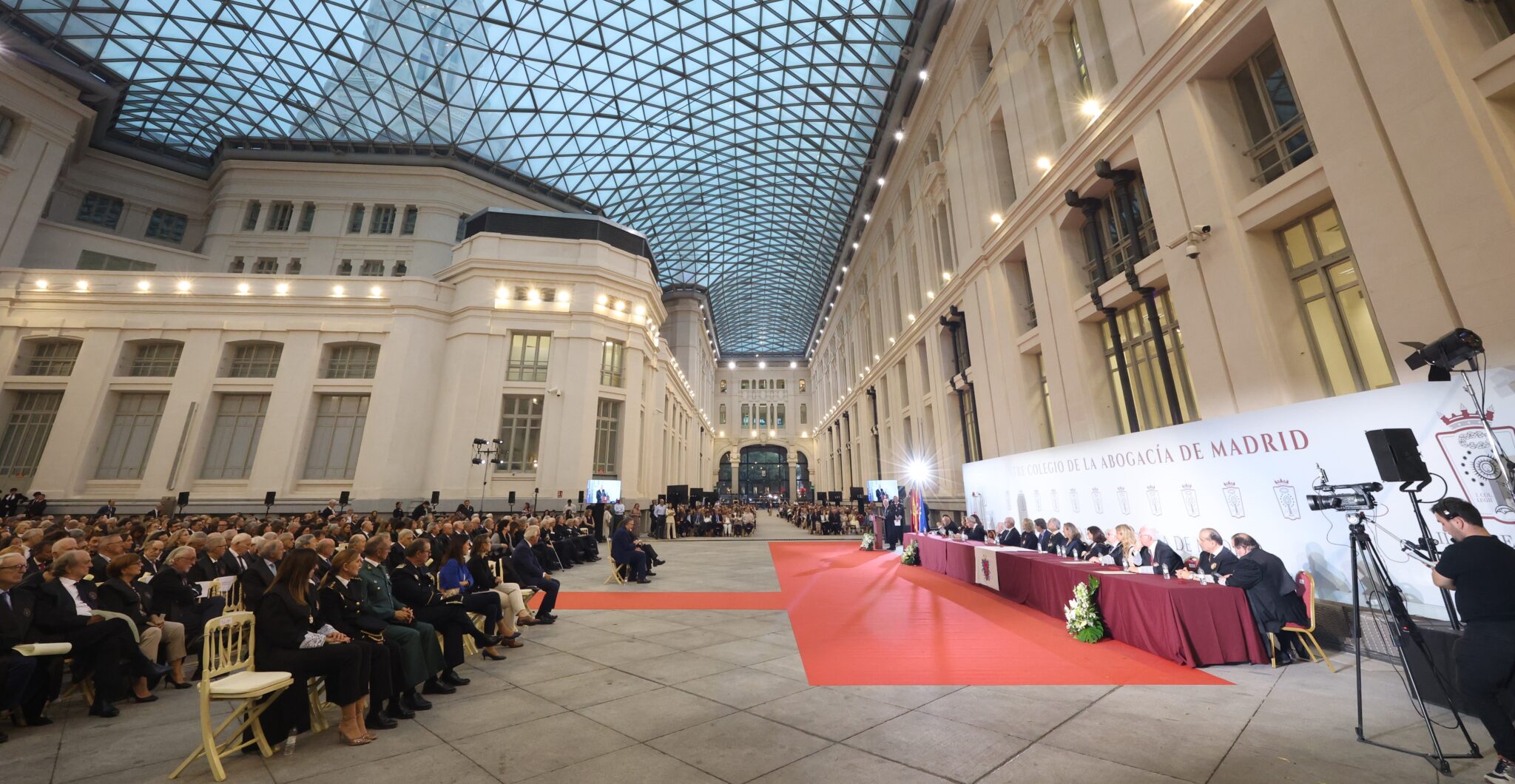 El ICAM reconoce la trayectoria de más de 400 colegiados y entrega Medallas de Honor a Jesús Sánchez, Manuel Pizarro y Yolanda Ibarrola