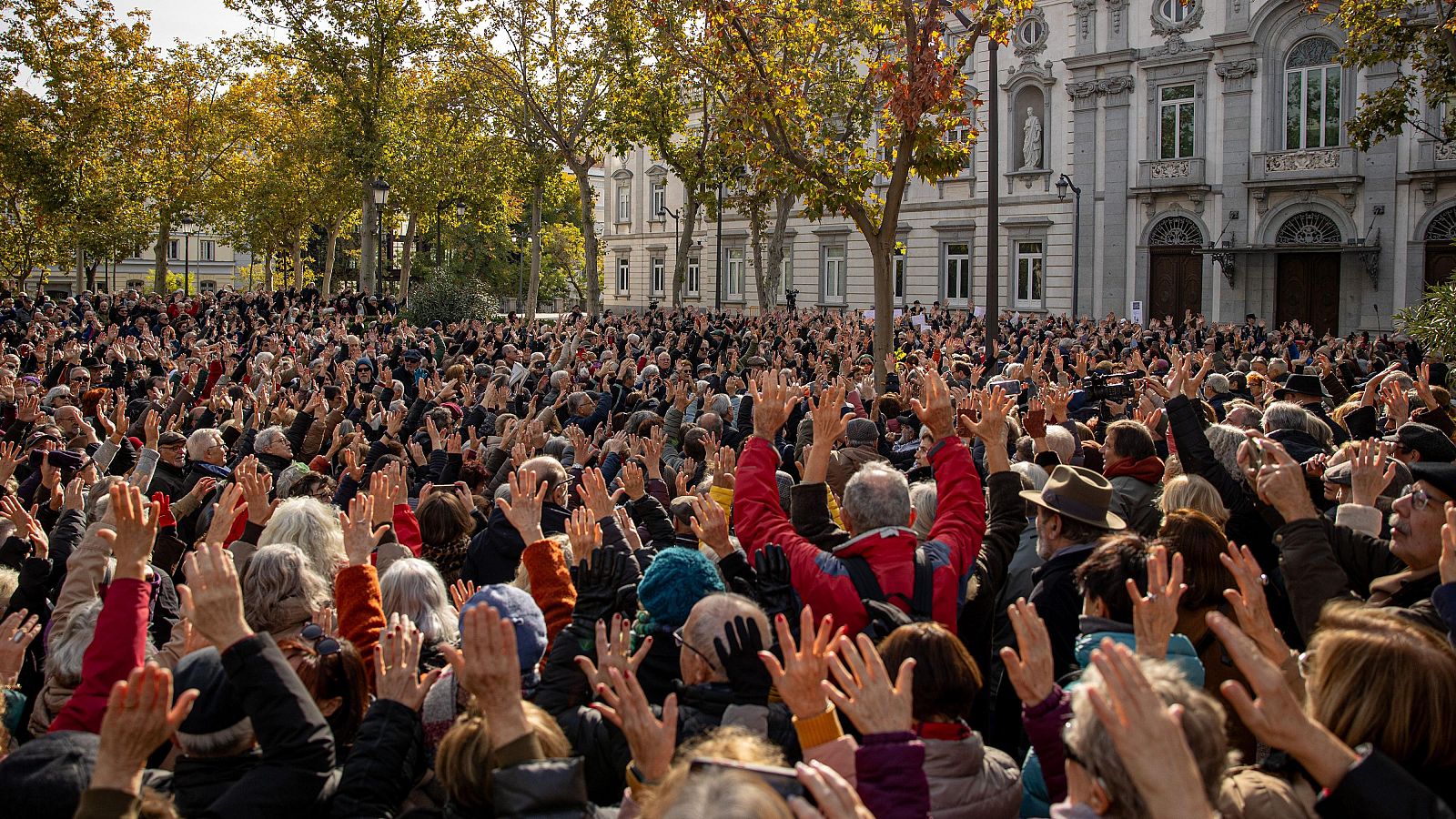 Cientos de personas convocadas por WhatsApp protestan ante el edificio del Supremo por la condena a Álvaro García Ortiz