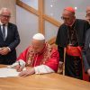 El Papa firmando el acta notarial