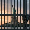 Estatua de la Libertad tras las rejas