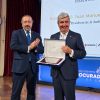 Juan Manuel Fernández recibiendo su premio
