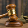 Martillo y balanza en justicia