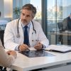Médico atendiendo a paciente
