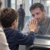 Padre en la cárcel con hijo visitándolo